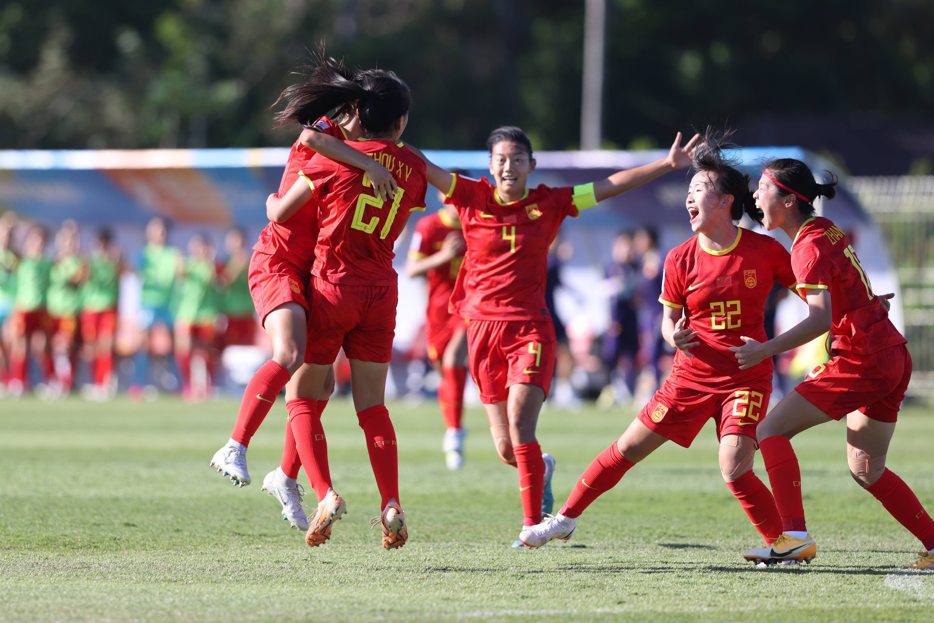 包含女足友谊赛中，中国队全力以赴的词条
